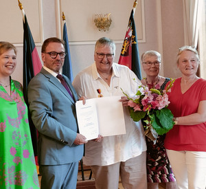 Ruth Mattes mit Gratulanten
