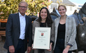 Die Rheinhessische Weinkönigin, Sarah Schneider, und Weinbaupräsident Rheinhessen, Ingo Steitz, überreichen die Siegerurkunde für das Weingut Ernst Bretz, Bechtolzheim.