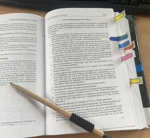 Aufgeschlagenes Gesetzbuch in Form der Landesbauordnung auf Schreibtisch