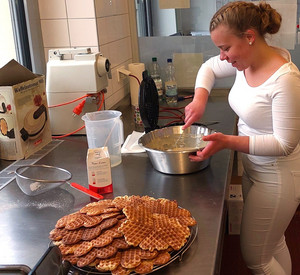 Annabell Barth backt Waffeln.