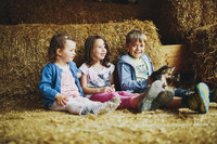 Kinder können bei einem Urlaub auf dem Bauernhof viel Neues entdecken.