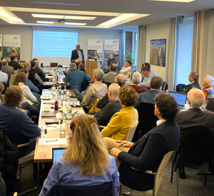 Vortragssituation mit Menschen in einem Raum.