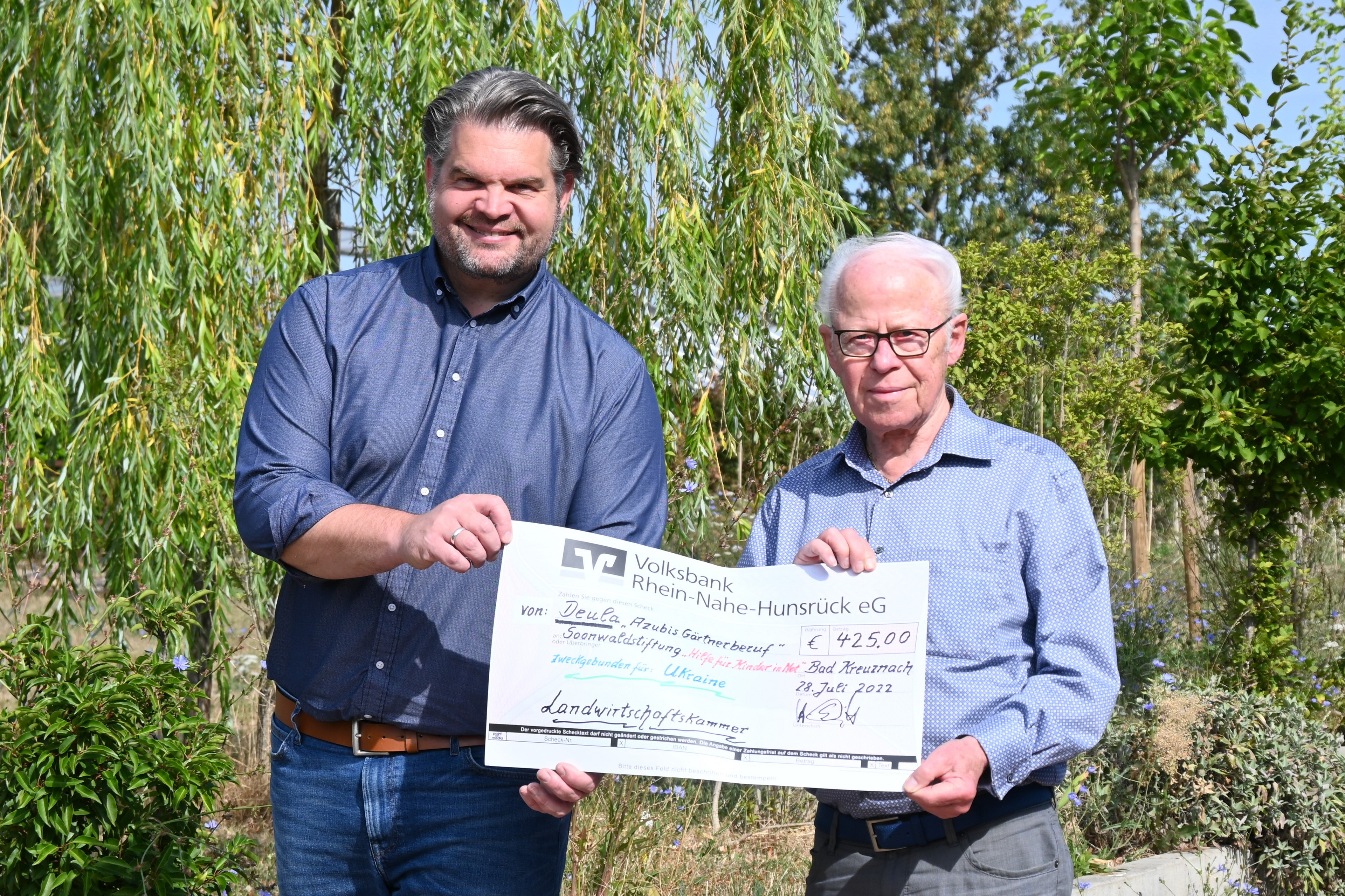 Spendenübergabe mit großem Scheck