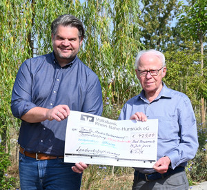 Spendenübergabe mit großem Scheck