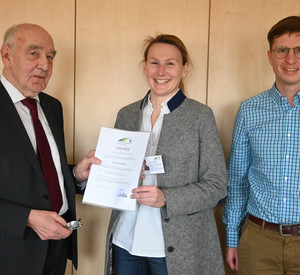 Susanne Schilling erhält Bestellungsurkunde.