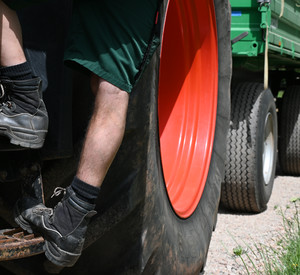 Ein Landwirt steigt in einen Traktor.