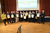Staatssekretärin Petra Dick-Walther und Kammerpräsident Ökonomierat Norbert Schindler (r.) ehren die Goldenen Winzermeister aus Rheinhessen.