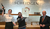 Mittelrhein-Weinkönigin, Marie Dillenburger, und Kammerpräsident, Ökonomierat Norbert Schindler, (rechts) ehren Georg Scheidgen, Weingut Scheidgen.