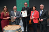 Ehrenpreis des Landkreises Südliche Weinstraße für das Weingut Fitz-Schneider, Erna und Ludwig Schneider.