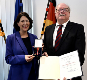 Überreichung einer Auszeichnung