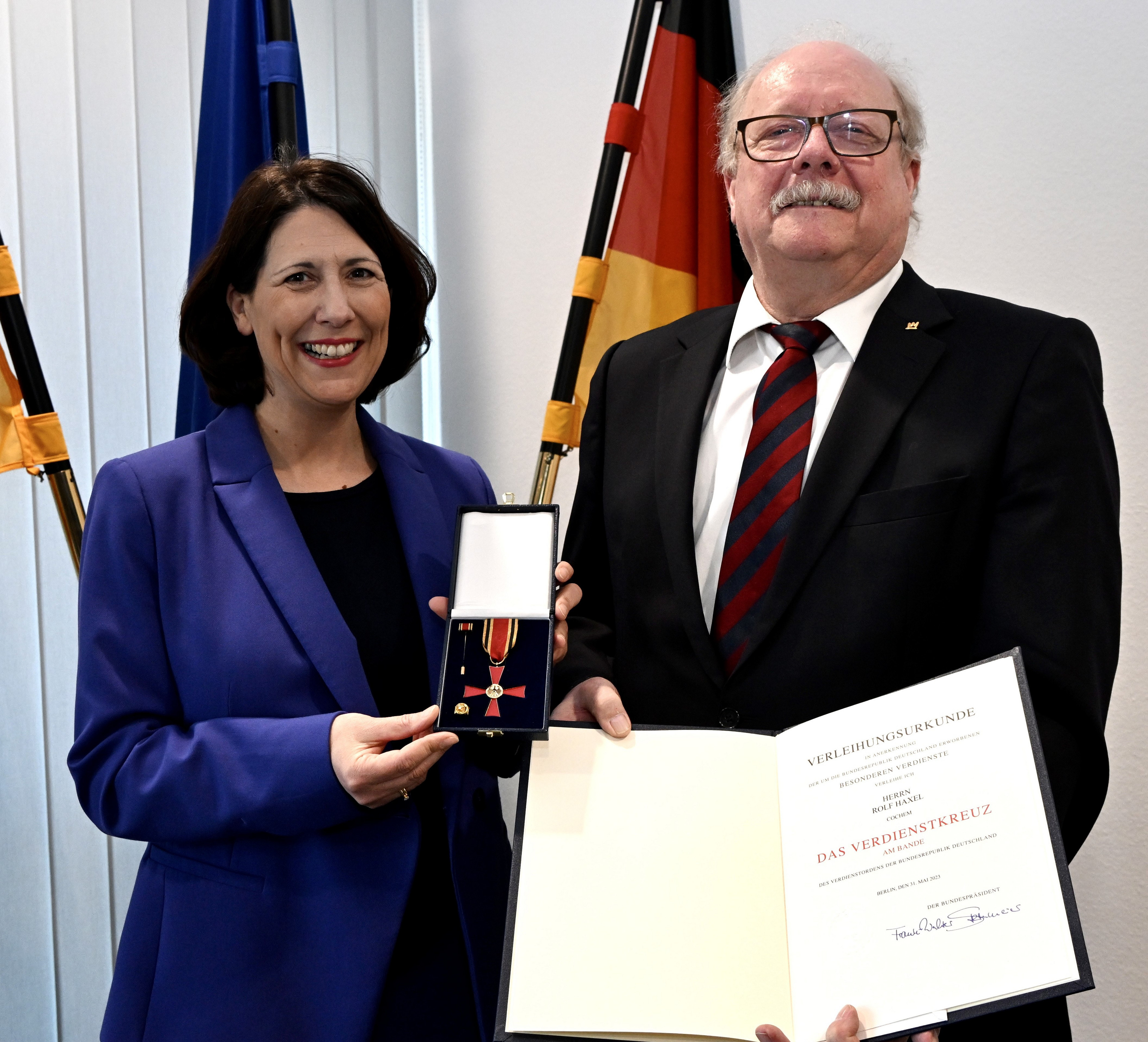 Überreichung einer Auszeichnung
