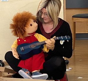 Frau mit Handpuppe