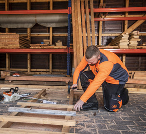 Forstwirt in der Werkstatt.