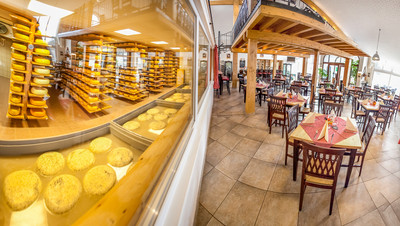 Während eines Restaurantbesuchs kann man die Käseproduktion beobachten.
