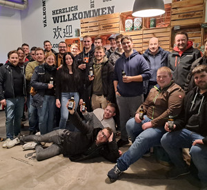 Gruppenfoto mit Bierflaschen