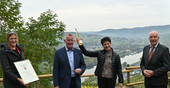 Familie Greif wird von Mosel-Weinprinzessin, Julia Gries, und Kammerpräsident, Ökonomierat Norbert Schindler, (rechts) für den Siegerbrand 2020 geehrt.