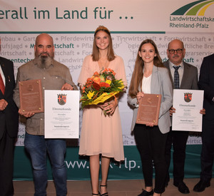 Die Staatsehrenpreisträger mit Kammerpräsident Schindler (links) und der pfälzischen Weinkönigin Lea Baßler (3. von links).