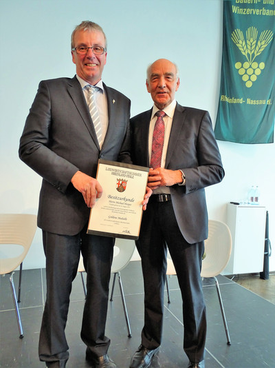 Ökonomierat Norbert Schindler, MdB, Präsident der Landwirtschaftskammer Rheinland-Pfalz (r.), überreicht Michael Horper die Goldene Kammermedaille