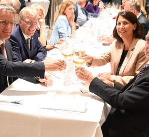 Anstoßen auf einen gelungenen Austausch (von rechts): Kammerpräsident Schindler, Landwirtschaftsministerin Daniela Schmitt, Vize-Präsident Michael Horper und Landtagspräsident Hendrik Hering.