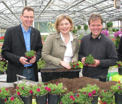 Norbert Hammer, Julia Klöckner und Karl Rehner (v.l.n.r.) pflanzen die Balkonpflanze des Jahres.