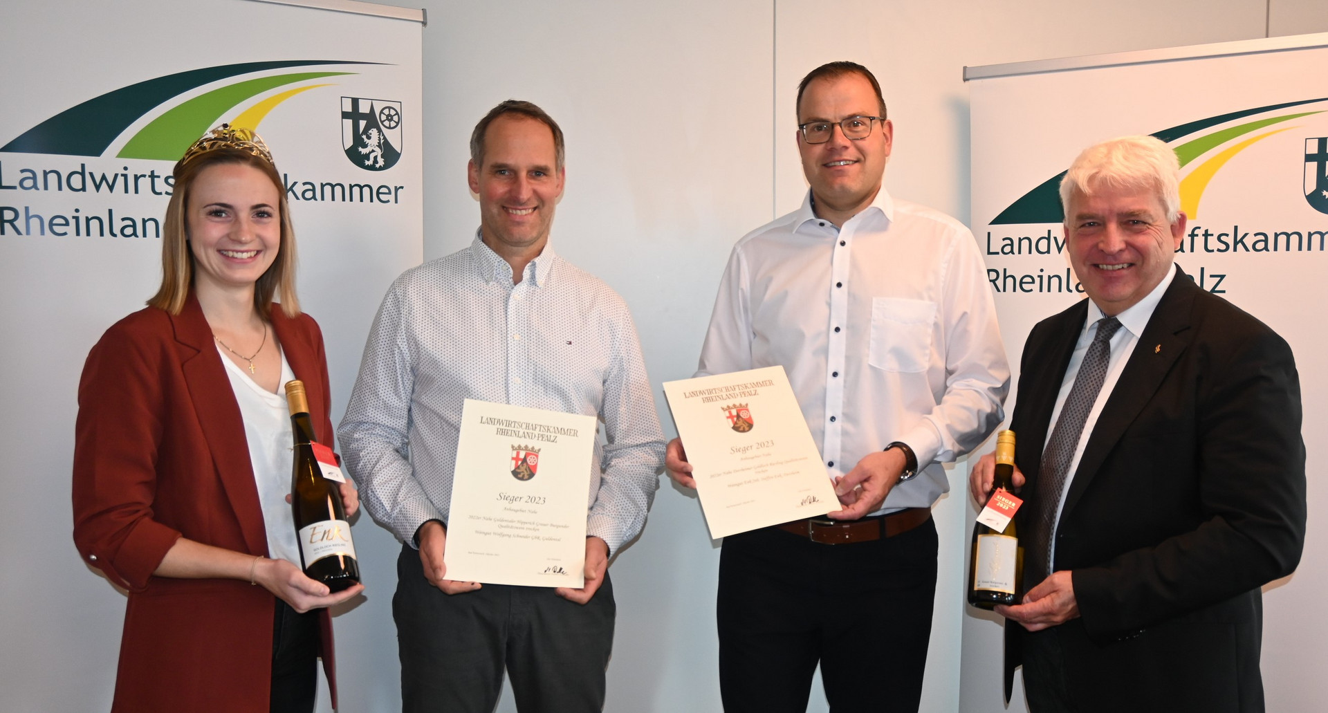 Die Siegerweine von der Nahe mit (von links) Naheweinkönigin Christina Schwarz, Winzer Nils Schneider und Steffen Enk sowie Referatsleiter Weinbau Dr. Thomas Weihl