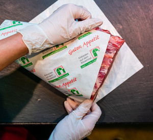 Fleisch welches in Papier verpackt wird