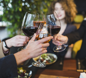 Gläser mit Wein stoßen an 