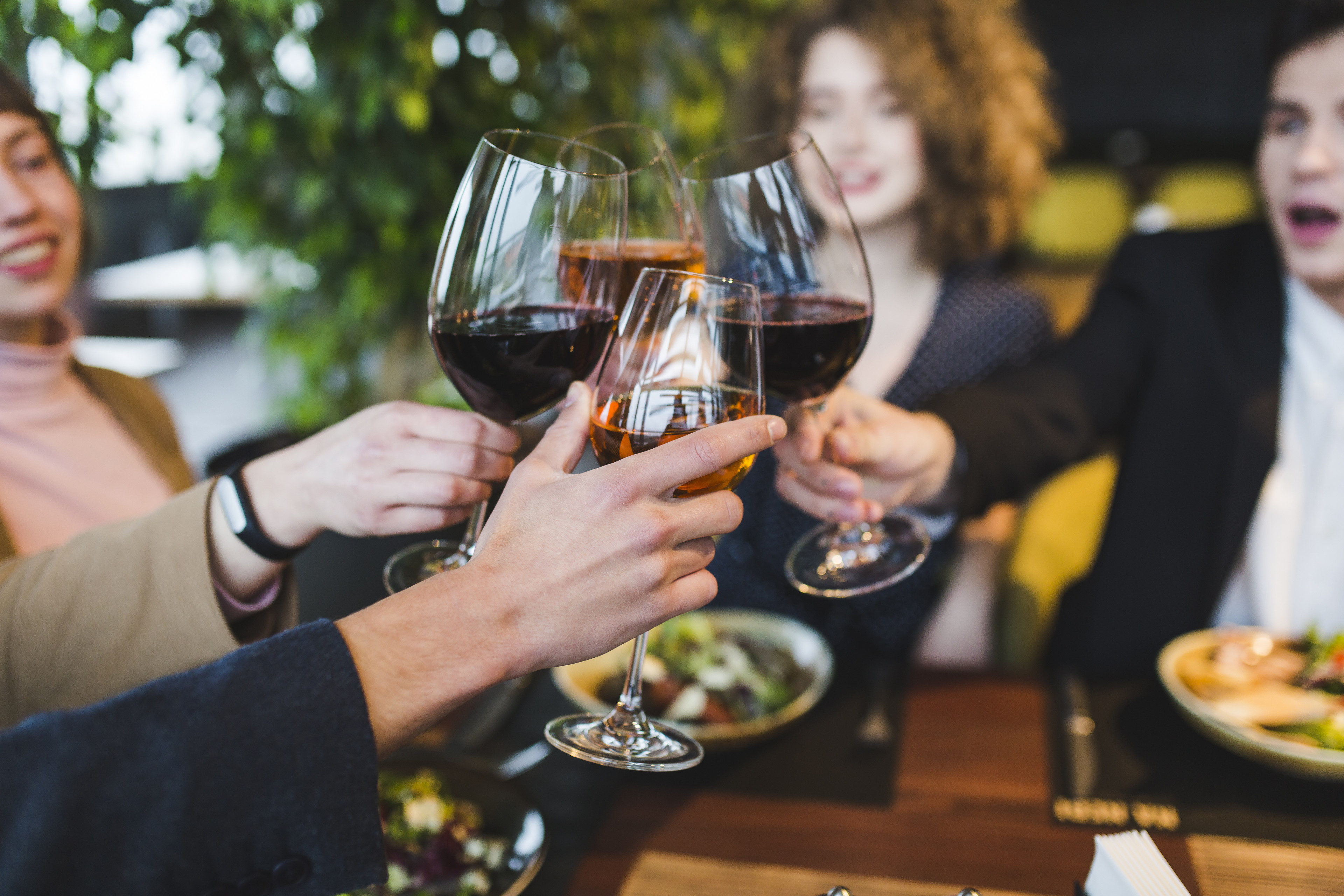 Gläser mit Wein stoßen an 