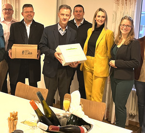 Weinübergabe in Pölich