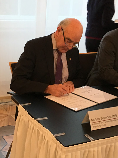 Ökonomierat Norbert Schindler beim Unterzeichnen der Fachkräftestrategie.