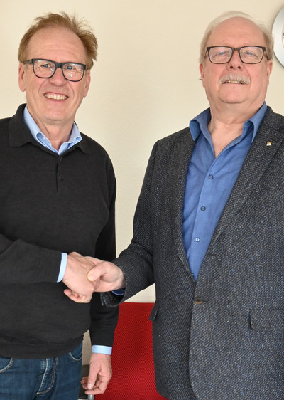 Ingo Steitz (links) verabschiedet Rolf Haxel aus dem Verwaltungsrat der Wiederaufbaukasse.