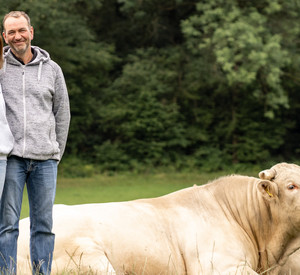 Familie Hasenauer und ihre Charolais-Kühe.