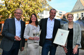 Weingut Alexander Dengler, Gau-Algesheim, erhält die Siegerurkunde von der Rheinhessischen Weinkönigin Sarah Schneider und dem Weinbaupräsidenten Rheinhessen, Ingo Steitz.