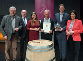 Ehrenpreis der Stadt Neustadt an der Weinstrasse für das Staatsweingut mit Johannitergut, DLR Rheinland-Pfalz.