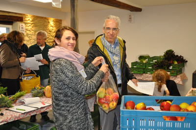 Alexander Hlawatsch arbeitet seine Einkaufsliste ab. Darauf stehen unter anderem Äpfel vom Obst Hochhaus aus Mainz-Finthen.