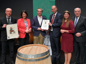 Ehrenpreis der Stadt Landau in der Pfalz für das Weingut Willi Altschuh.