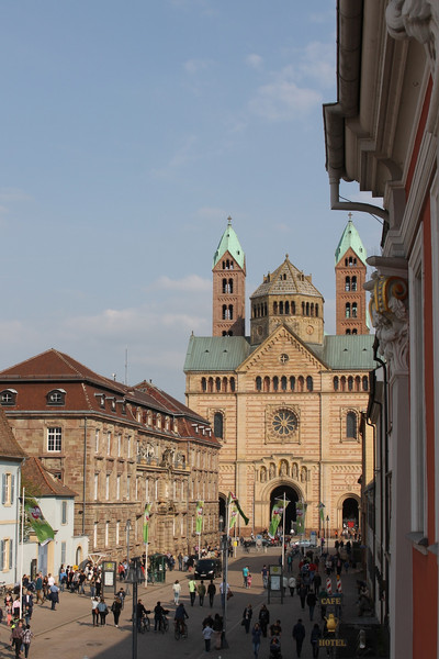 In der Maximilianstraße wird die größte Pfälzer Weinmesse am 7. April eröffnet.