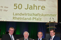 Kammerpräsident Ökonomierat Nobert Schindler (2. von links) mit Ehrengast Prof. Dr. Bernhard Vogel (2. von rechts) sowie den Präsidenten der Bauern- und Winzerverbände Rheinland-Nassau e.V. Michael Horper (links) und Rheinland-Pfalz Süd e.V. Eberhard Hartelt.