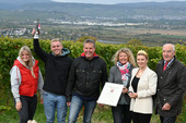 Das Weingut Gerharz-Hochthurn GbR, Gau-Algesheim, wird von Kammerpräsident, Ökonomierat Schindler und der rheinhessischen Weinprinzessin, Julia Deißroth, mit der Siegerurkunde geehrt.  