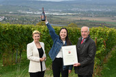 Die rheinhessische Weinprinzessin, Julia Deißroth, und Kammerpräsident Norbert Schindler überreichen die Siegerurkunde für das Weingut Bretz, Bechtolsheim.