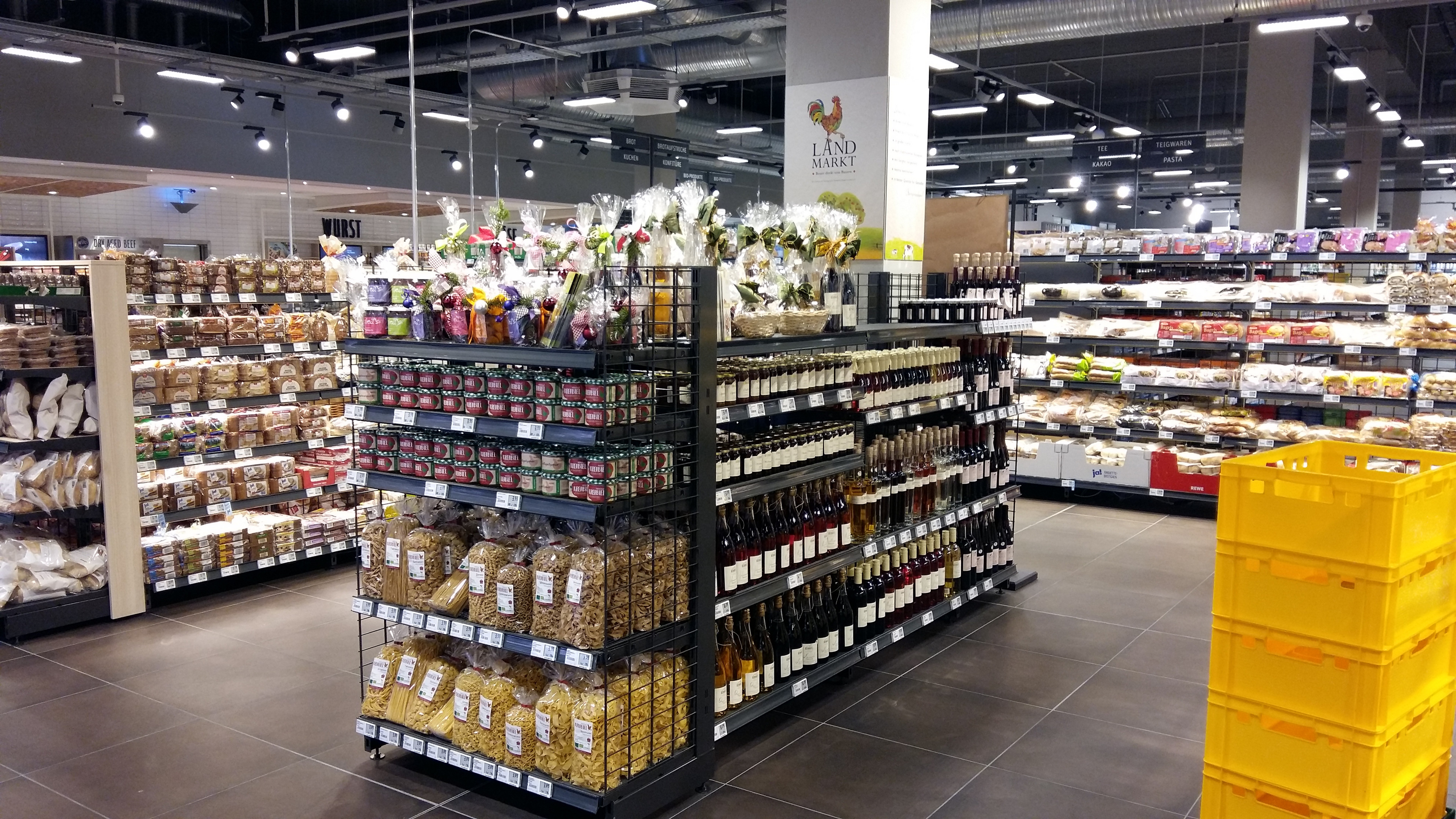 Regal im Supermarkt