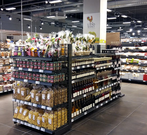 Regal im Supermarkt