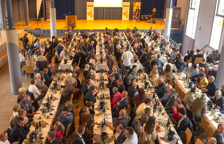 Voll besetzte Veranstaltungshalle.