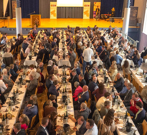 Voll besetzte Veranstaltungshalle.