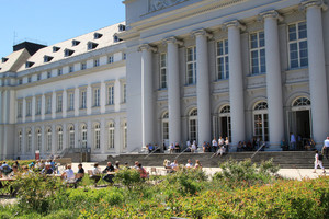 Die Besucher nutzten beim herrlichem Wetter auch den Schlossgarten.
