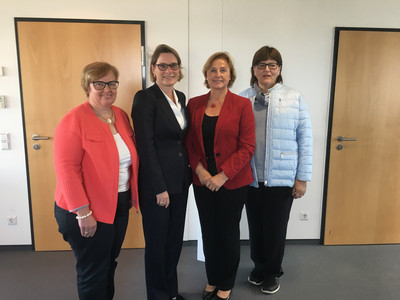 Ilse Wambsganß, Dr. Stefanie Hubig, Rita Lanius Heck und LWK-Mitarbeiterin Marita Frieden (v.l.), nach der Unterzeichnung der gemeinsamen Vereinbarung im Bildungsministerium in Mainz.
