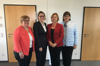 Ilse Wambsganß, Dr. Stefanie Hubig, Rita Lanius Heck und LWK-Mitarbeiterin Marita Frieden (v.l.), nach der Unterzeichnung der gemeinsamen Vereinbarung im Bildungsministerium in Mainz.
