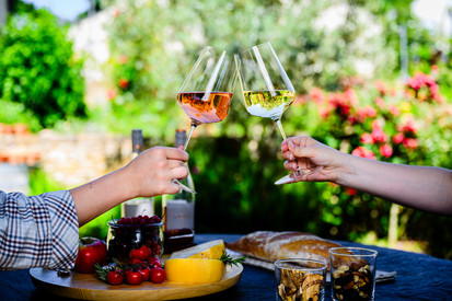 Wettbewerb für Betriebe mit Hofgastronomie und Urlaubsangeboten – jetzt „Ausgezeichneter Weingastgeber Mosel 2026“ werden