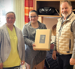 Gruppenfoto Weinübergabe