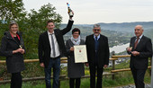 Familie Bernard-Kieren vom Weingut Bernard-Kieren freut sich mit Mosel-Weinprinzessin, Julia Griese, (links) und Kammerpräsident, Ökonomierat Norbert Schindler, (rechts) über die Auszeichnung. 